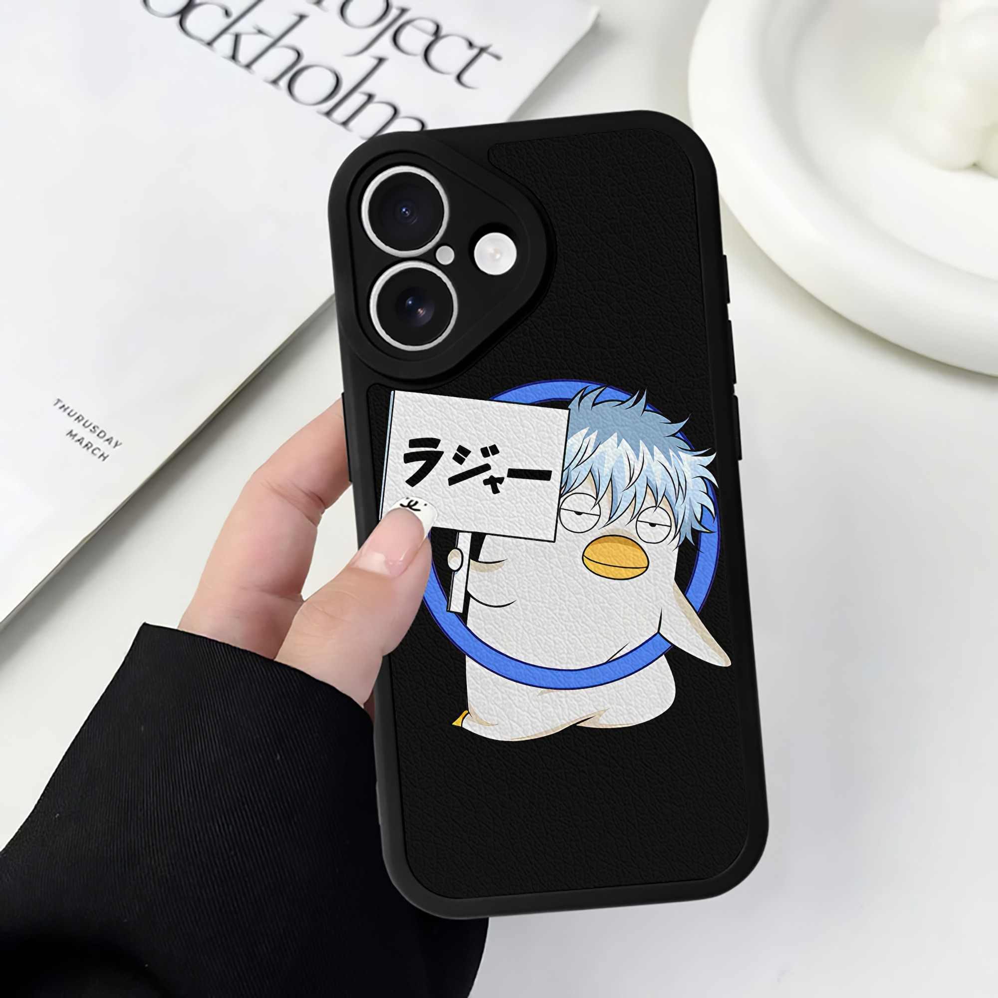 （画像用） ぎんたま 坂田銀時（さかたぎんとき） 神楽 志村新八（しむら しんぱち） GINTAMA Sakata Gintoki Kagura Shimura Shinpachi 【iPhone 16シリーズ対応】シリコンスマホケース（レザー調） 材質：シリコン